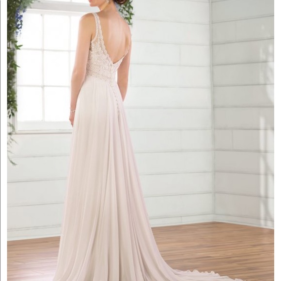 Essence of Australia Wedding Dress - Picture 1 of 2